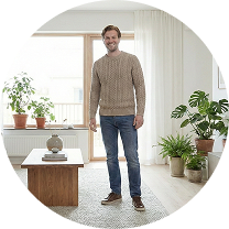 Nöjd person i sitt städade hem