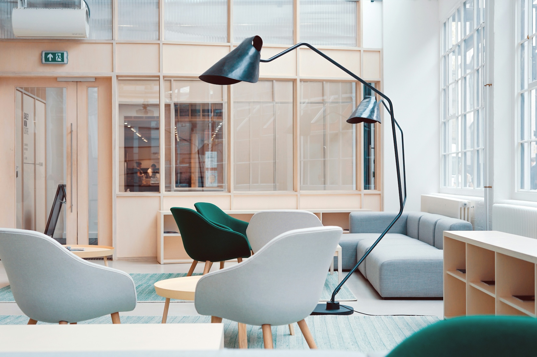 Kontorslounge med fåtöljer och soffa
