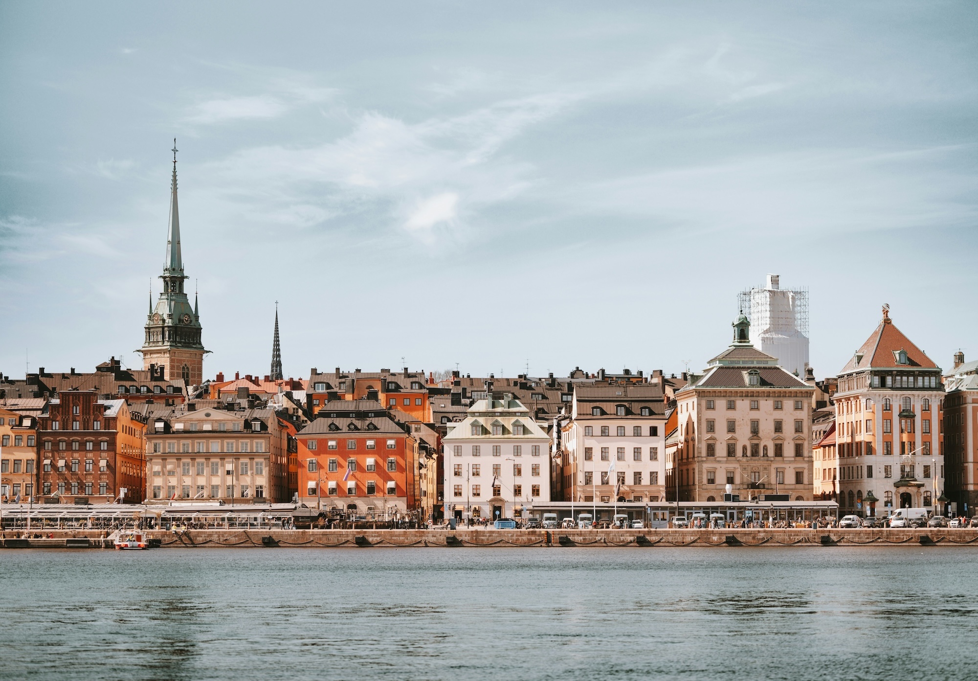 Vy över Stockholm och kyrktorn från vattnet