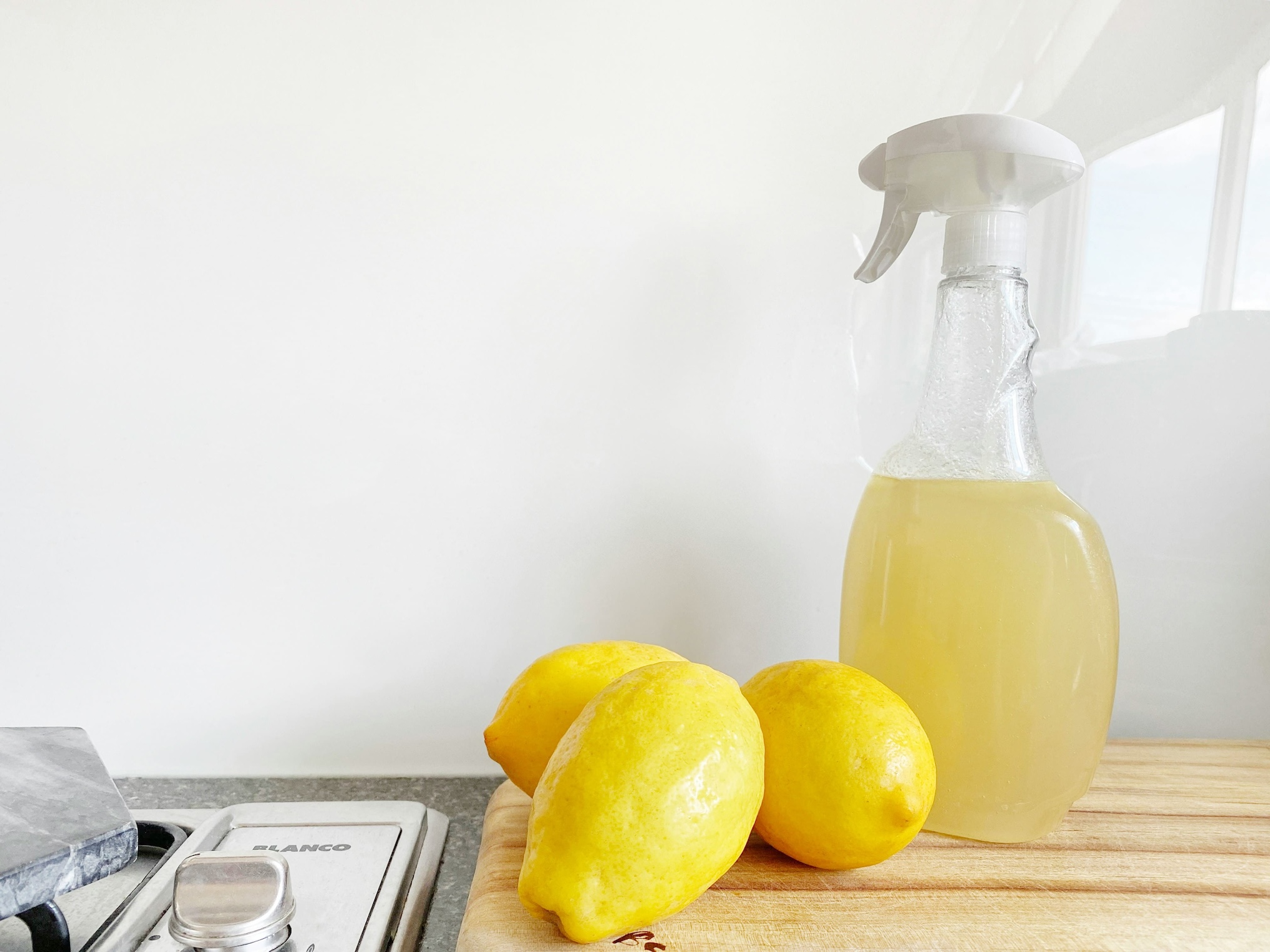 Citroner och sprayflaska med hemmagjort rengöringsmedel